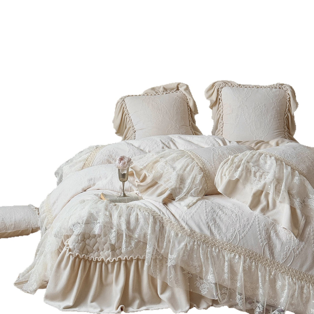 Romantisches Bettwäsche-Set mit Spitzenbesatz, Volant und gesteppter Decke