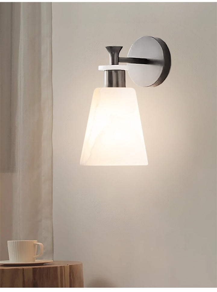 Elegante Wandleuchte mit gefrostetem Alabaster-Schirm
