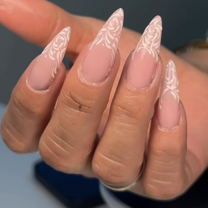 Elegantes Stiletto Press-On Nagelkunst Set Karnz