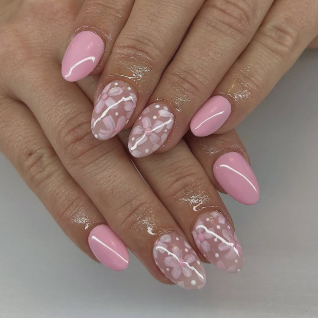 Kunstvolle Fingernägel mit eleganten floralem Design Karnz