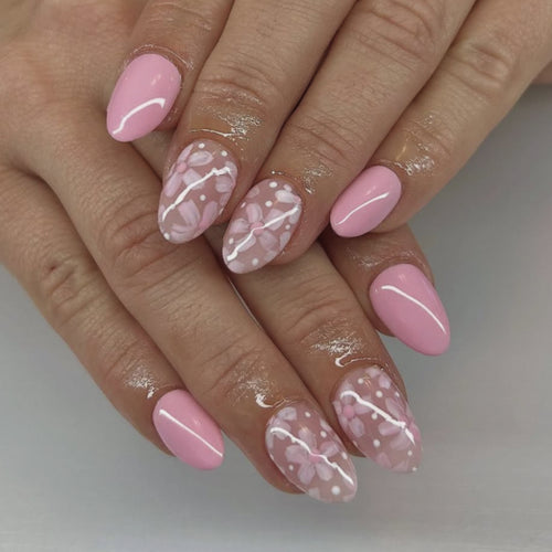 Kunstvolle Fingernägel mit eleganten floralem Design Karnz