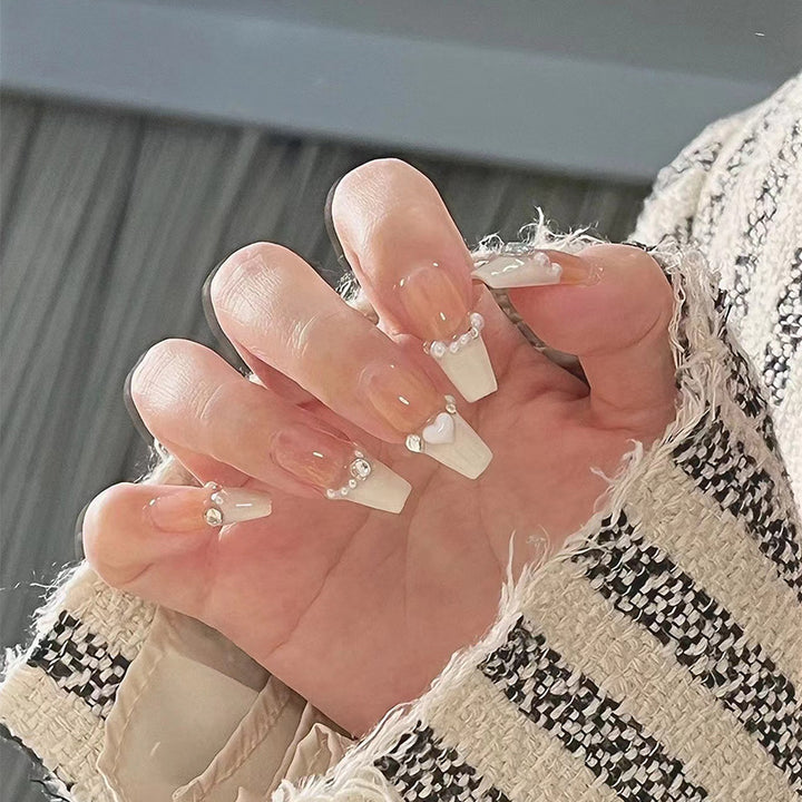 Kunstvolle Nagelverlängerungen mit 3D-Elementen Karnz
