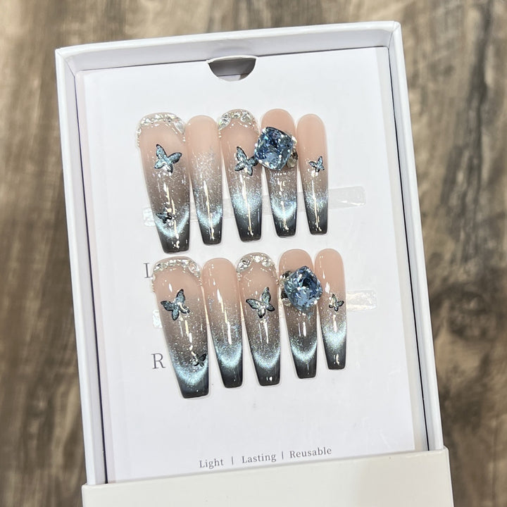 Künstlerisches Ombre Press-On Nagelkunstset mit Schmetterlings- und Edelsteinakzenten Karnz