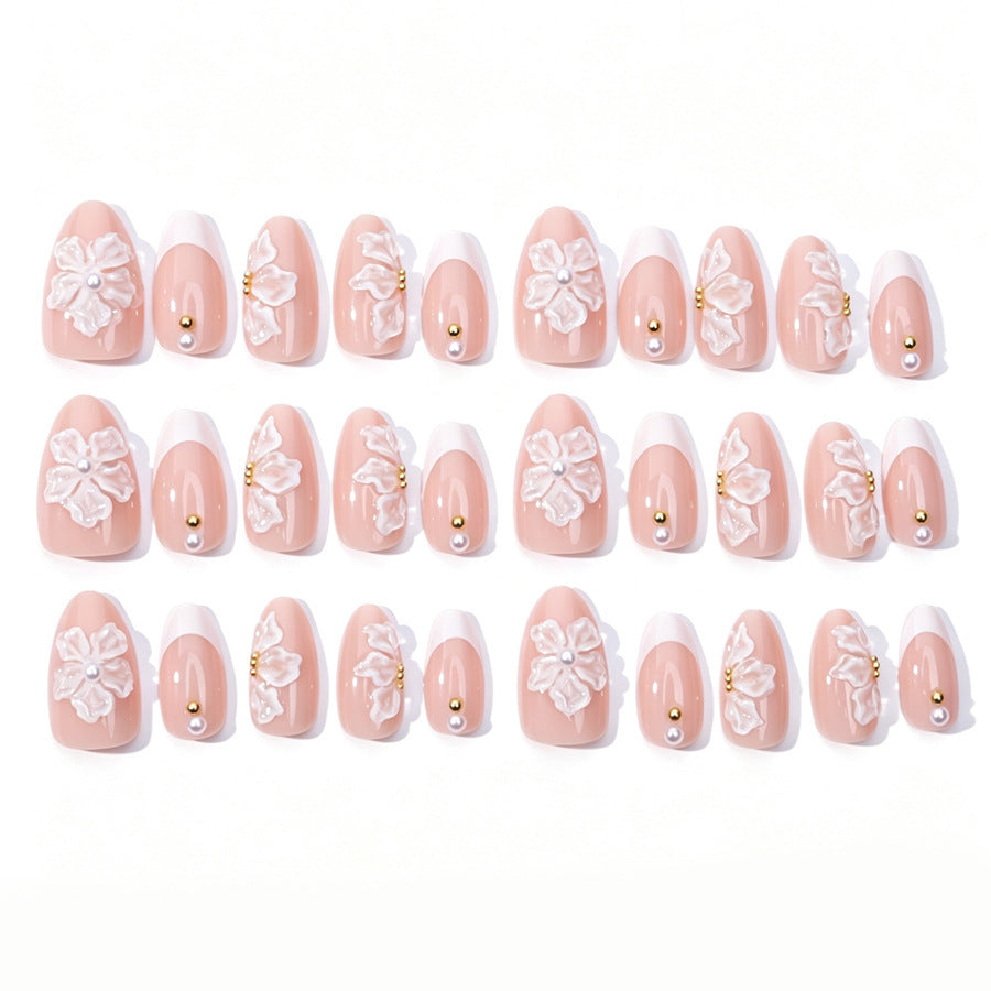 Kunstnagelset mit zarten Blumenmustern und eleganten Details Karnz