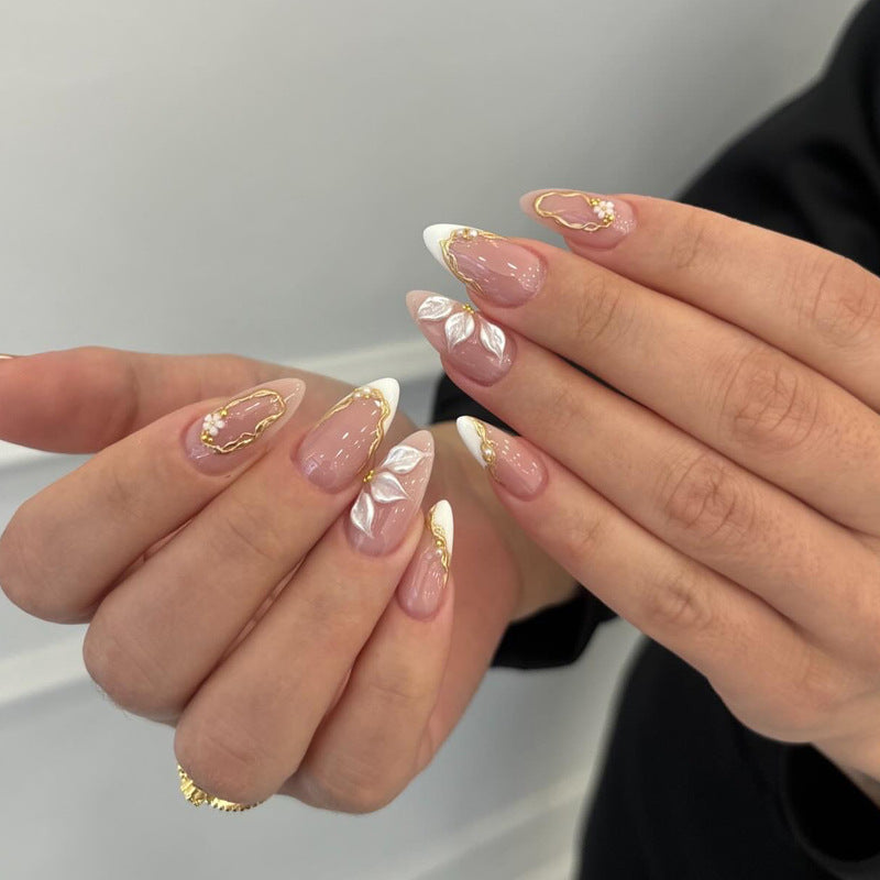 Elegante Press-On Nagelkunst mit goldenen Akzenten Karnz