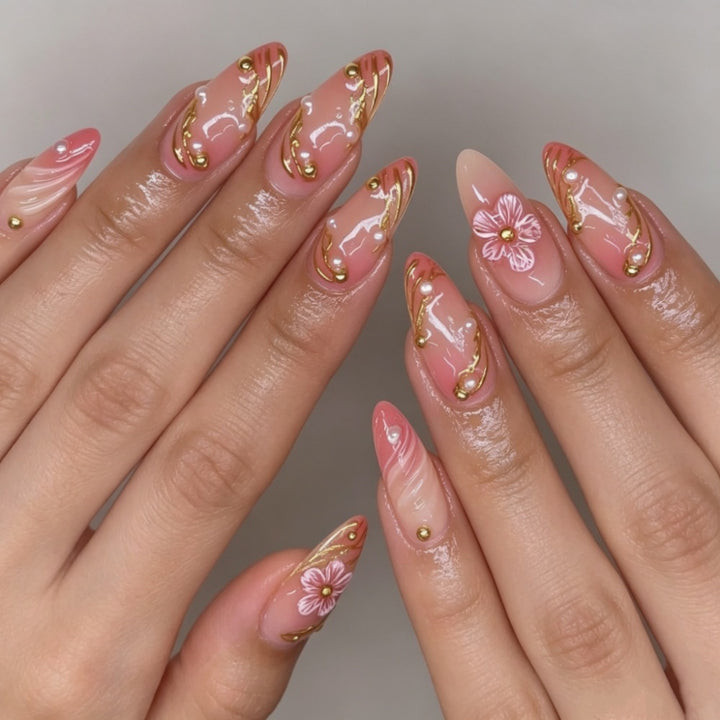 Kunstnägel mit Floralen Verzierungen und Goldakzenten Karnz