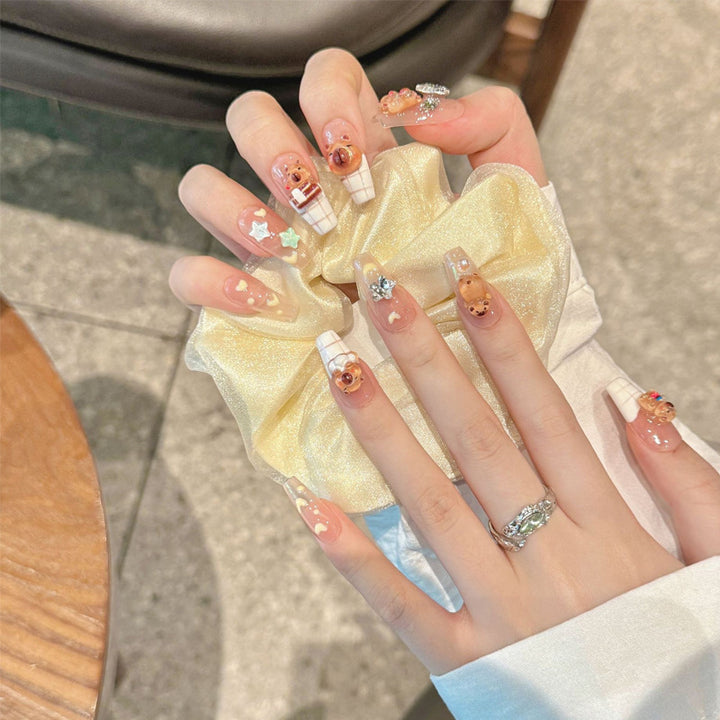 Kunstnagelset mit charmantem Tierdesign und funkelnden Kristallverzierungen Karnz