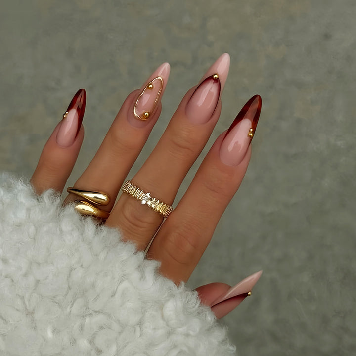 Stiletto Press-On Nagelkunst Set mit eleganten goldenen Akzenten Karnz