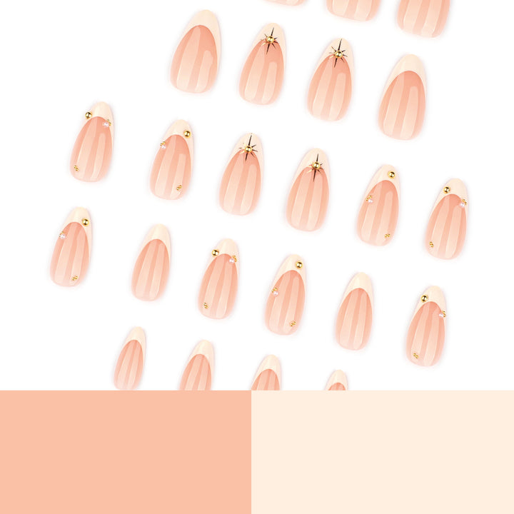 Kunstvolle French-Tipp Nagelkunst mit Glitzer und eleganten Verzierungen Karnz