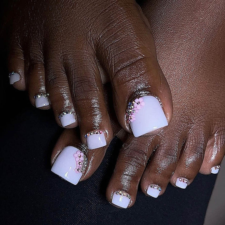 Fußnagelkunstset mit eleganten Glitzerverzierungen und floralen Akzenten Karnz
