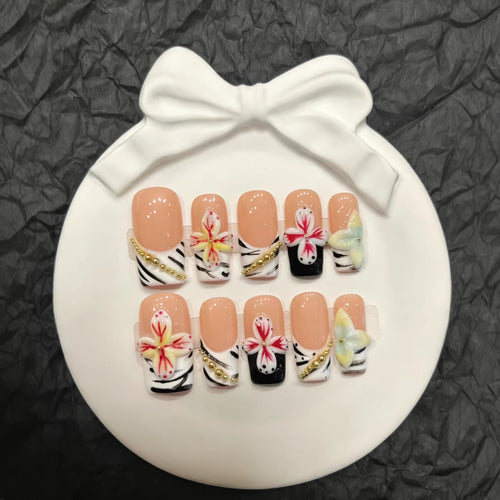 Künstlerisches Presse-Nagelset mit floralem und Zebra-Muster