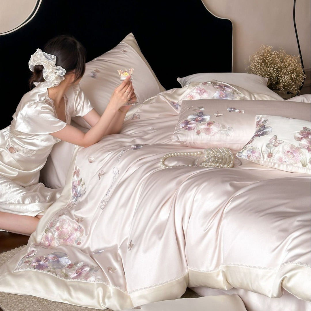 Luxuriöses Satin-Bettwäsche-Set mit floraler Stickerei und Schmetterlings-Applikation
