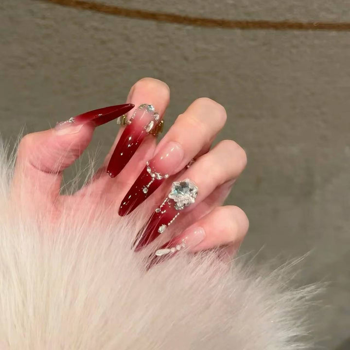 Glamouröse, kristallverzierte Stiletto-Nagelverlängerungen