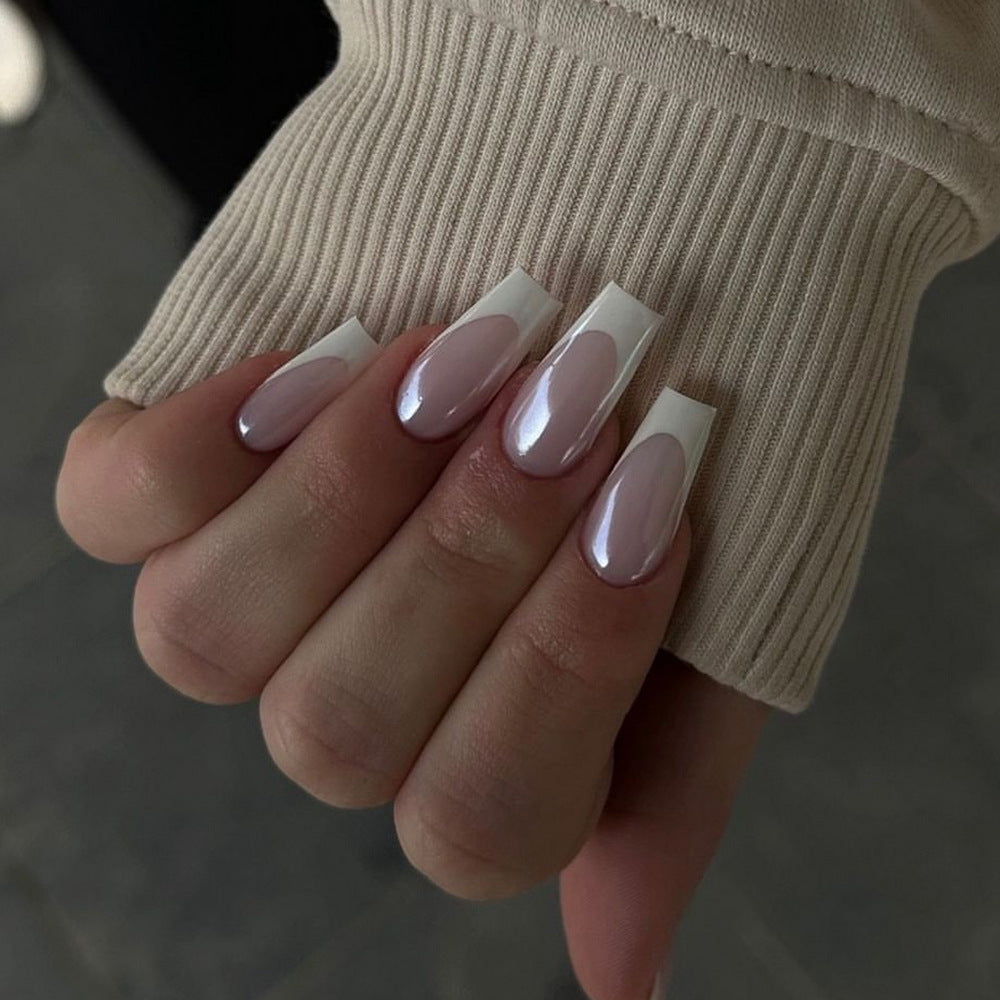 Elegante Nagelverlängerungen mit Hochglanz-Finish und präzisem French-Tip Karnz