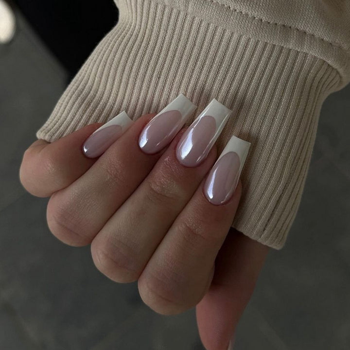 Elegante Nagelverlängerungen mit Hochglanz-Finish und präzisem French-Tip Karnz