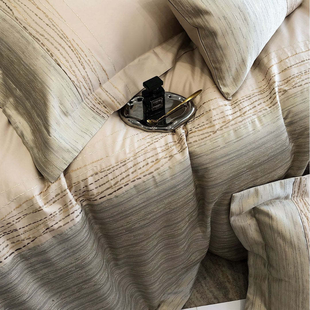 Luxuriöses Satin-Bettwäsche-Set mit Jacquardstruktur und Zierkissen