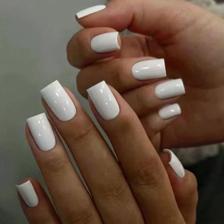 Kunstnagelset mit elegantem Hochglanz-Finish Karnz