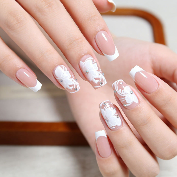 Kunstnägel mit floralen Verzierungen und Glitzerdetails Karnz