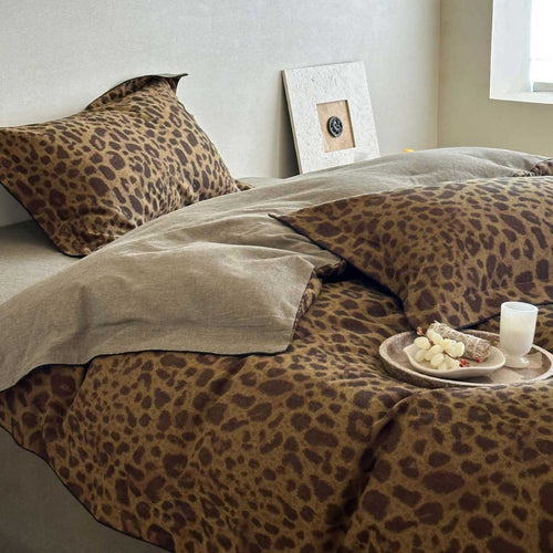 Wendbare Bettwäsche-Garnitur mit natürlichem Leoprint