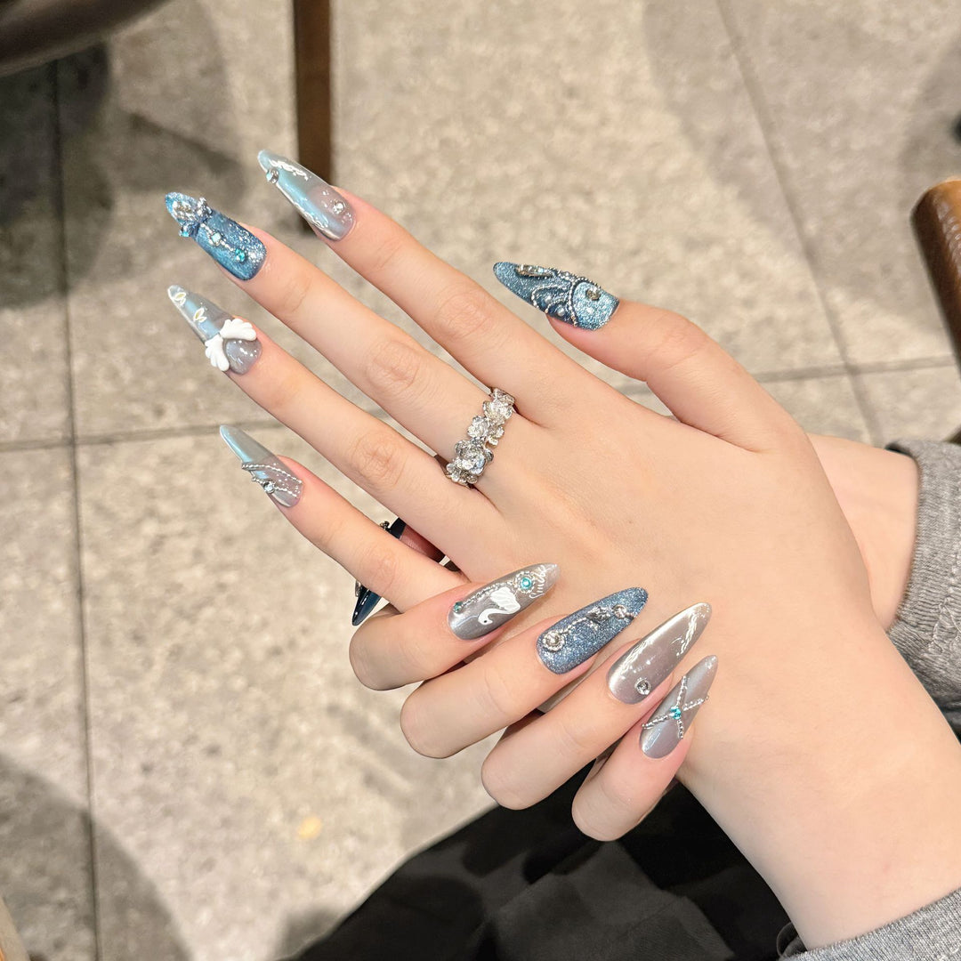 Dekoratives glitzerndes Press-On-Nagelkunst-Set mit Strassakzenten