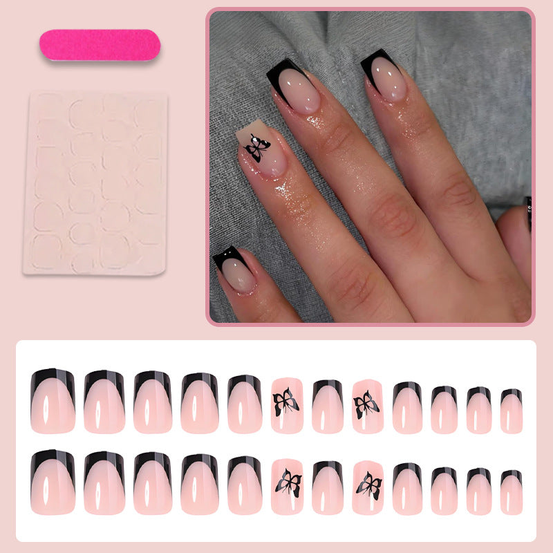 Glamouröses Kunstnagelset mit filigranen Schmetterlingsdesigns Karnz