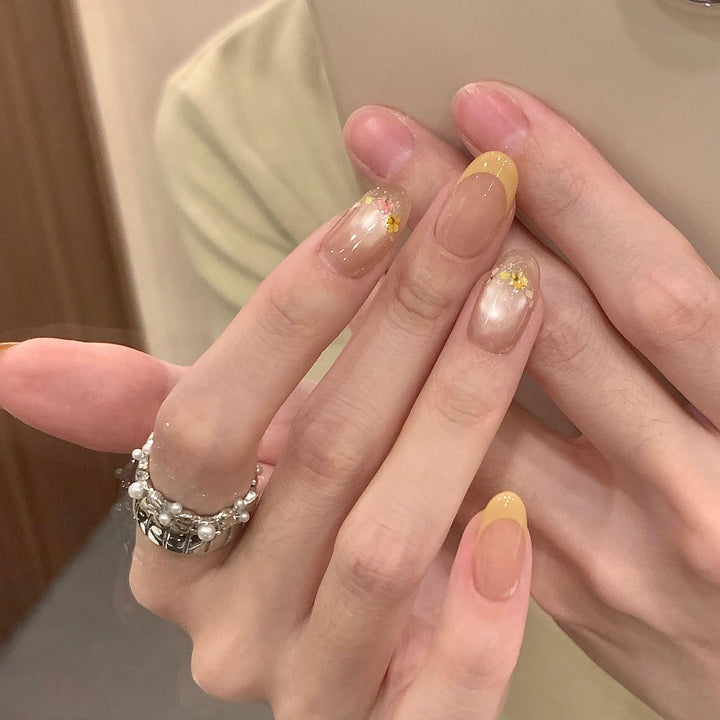 Kunstnägel mit Elegantem Blumendesign Karnz