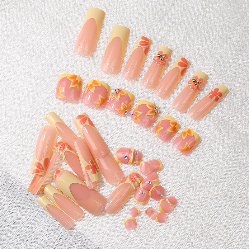 Französisch inspiriertes Blumen Press-On Nagelset Karnz