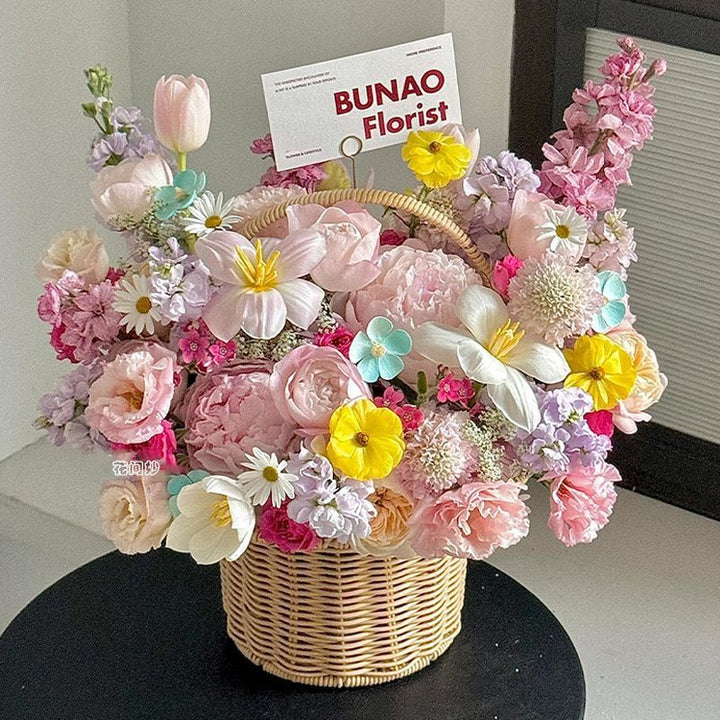Luxuriöse handgefertigte Blumenkorbbesteckung