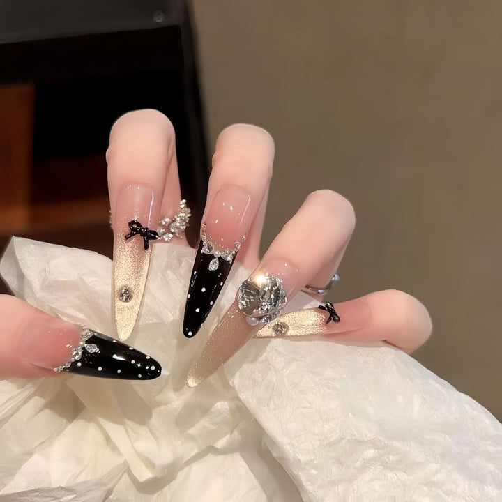 Elegante mit Kristallen verzierte Stiletto-Presse-Nägel Karnz