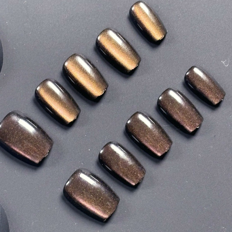 Kunstnägel mit schimmerndem Metallic-Finish Karnz