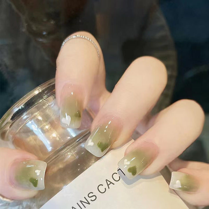 Kunstfingernägel mit Stilvollem Herz- und Ombre-Design Karnz