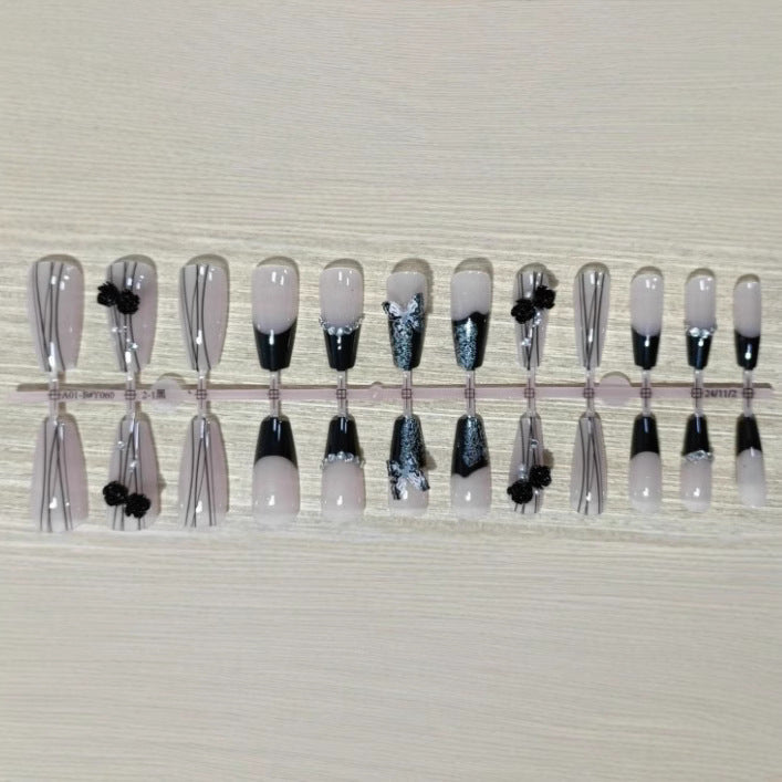 Elegantes Nageldesign mit Schleifen- und Strassdetails Karnz
