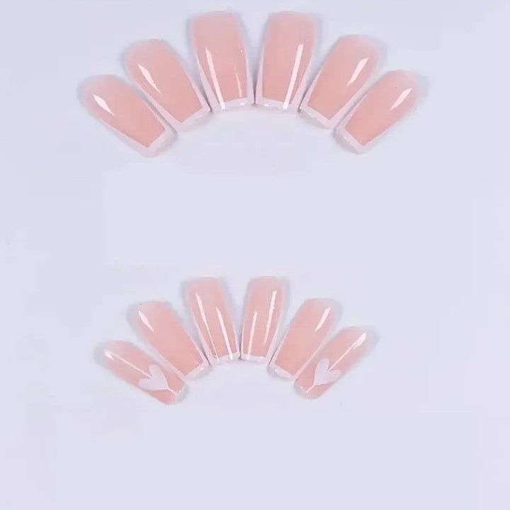 Elegante Herzdesign Nagelverstärkungen Karnz