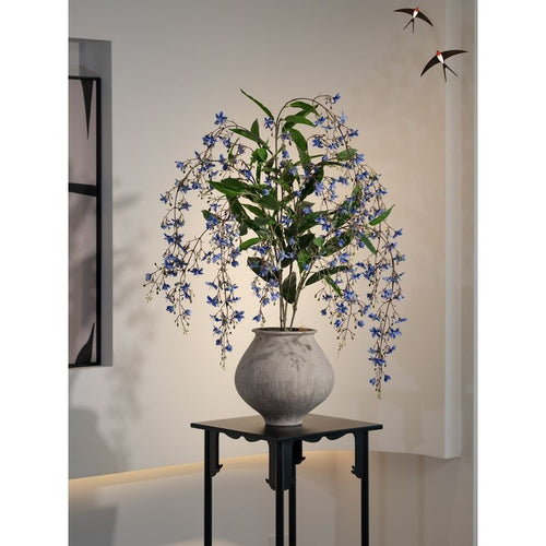 Lebensechte künstliche Blumenarrangement in dekorativem Topf