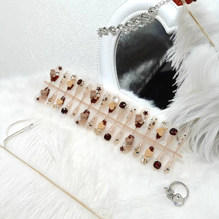 Kreative Kunstnägel mit Tierischen Motiven und Glitzerakzenten Karnz