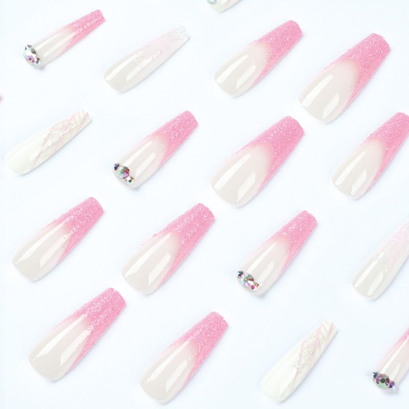 Kunstvolle Stiletto-Nägel mit Glitzer- und Schneeflockendesign Karnz