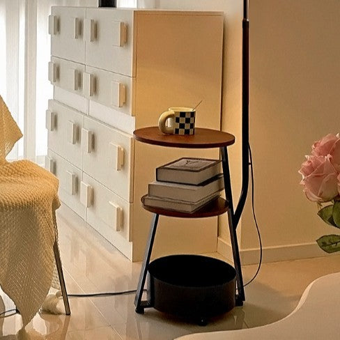 Elegante Stehlampe mit Faltenschirm