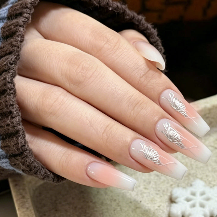 Elegante Kunstnägel mit Filigranem Schmetterlingsdesign Karnz