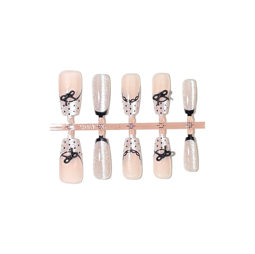 Dekoratives Press-On-Nagelset mit eleganten Schleifenakzenten