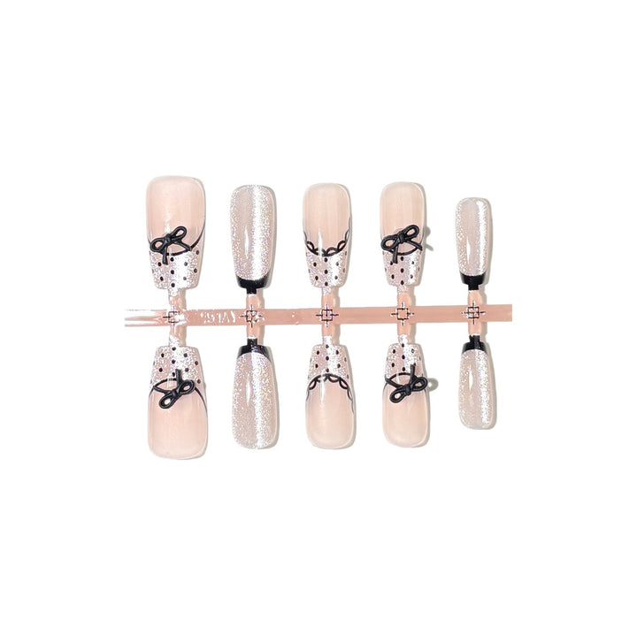 Dekoratives Press-On-Nagelset mit eleganten Schleifenakzenten