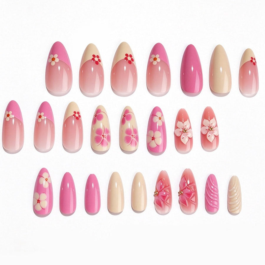 Kunstnagelset mit floralen Akzenten und Glitzerelementen Karnz