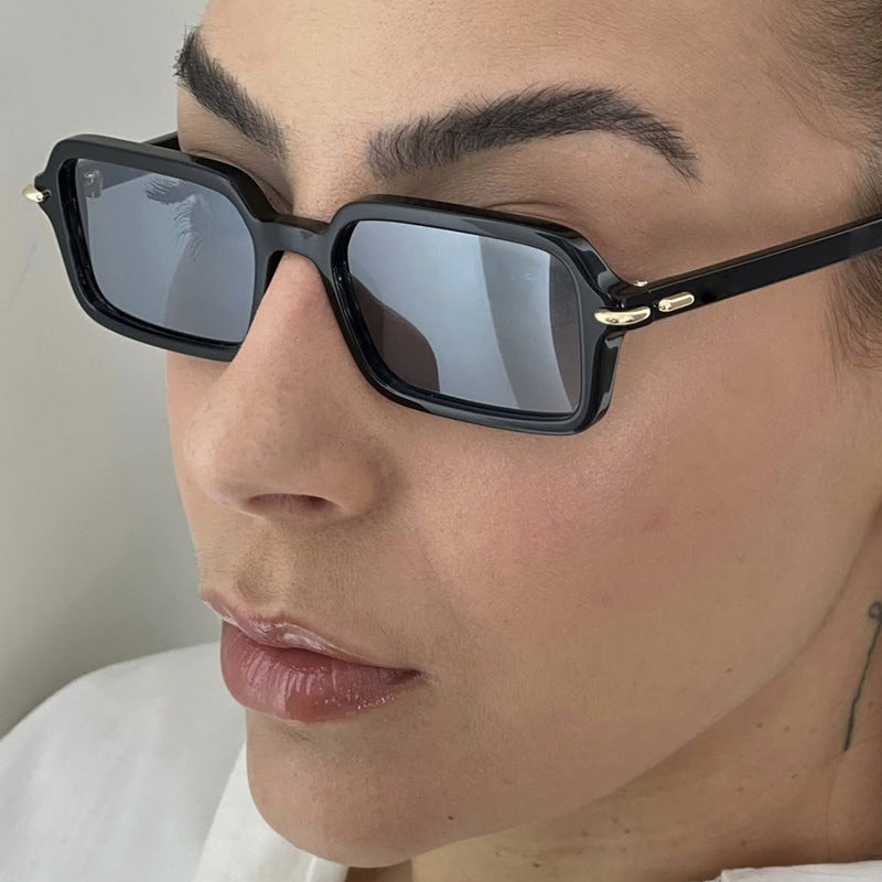 Damen modische quadratische Sonnenbrille mit stilvollem Kunststoffrahmen und blauen Gläsern Karnz