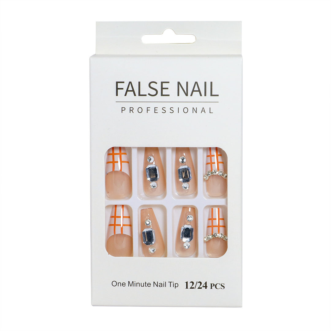 Dekorativer Press-On-Nagelset mit 3D-Akzenten Karnz