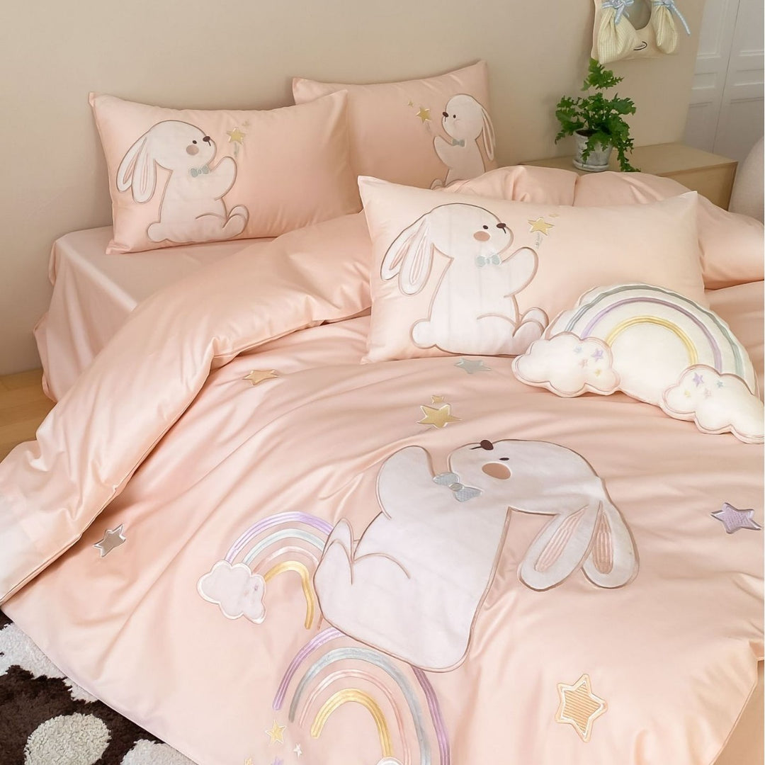 Kindgerechte Bettwäsche-Garnitur mit appliziertem Häschenmotiv, Regenbogen- und Wolkenapplikationen