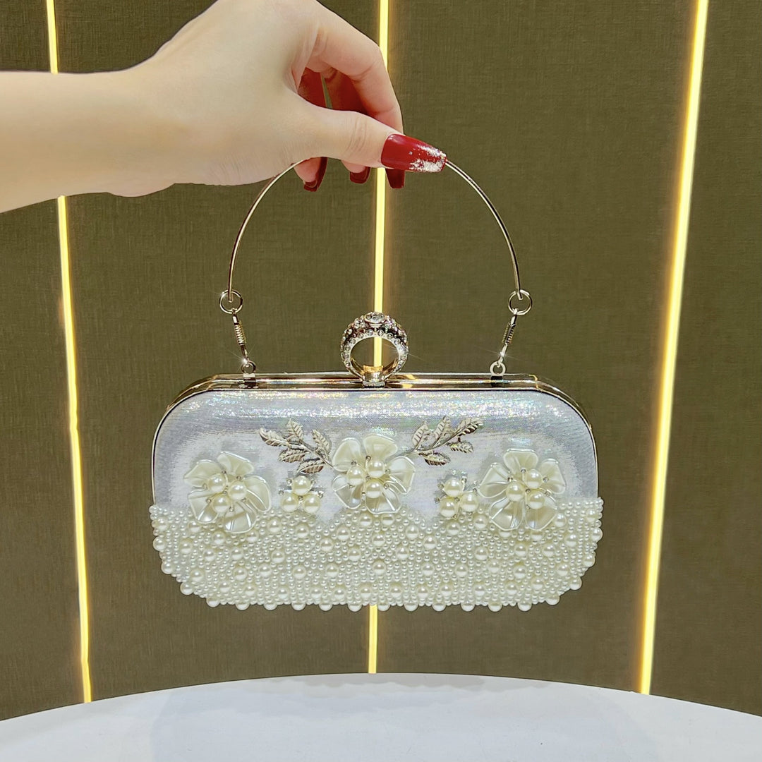 Elegante perlenverzierte Abendtasche