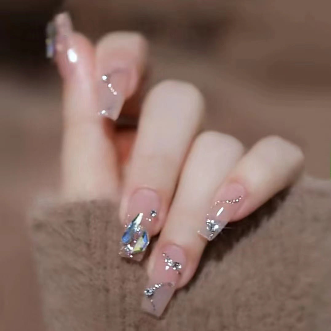 Glamouröse Kunstnägel mit Glitzerakzenten Karnz