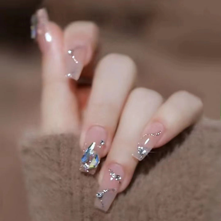 Glamouröse Kunstnägel mit Glitzerakzenten Karnz