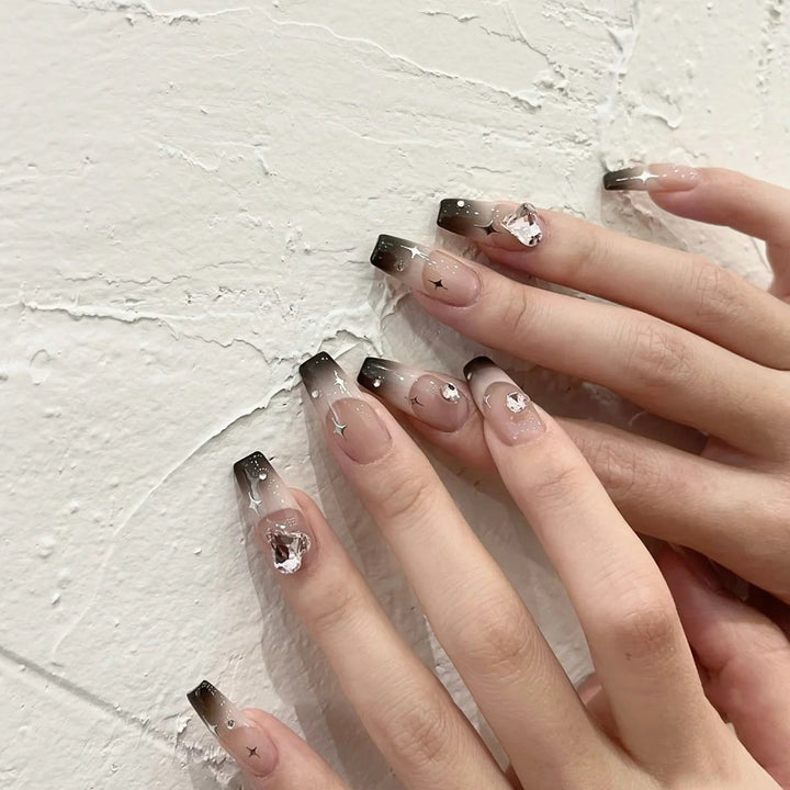 Künstliche Nagelverlängerungen mit elegantem Ombre-Design und Glitzerakzenten Karnz