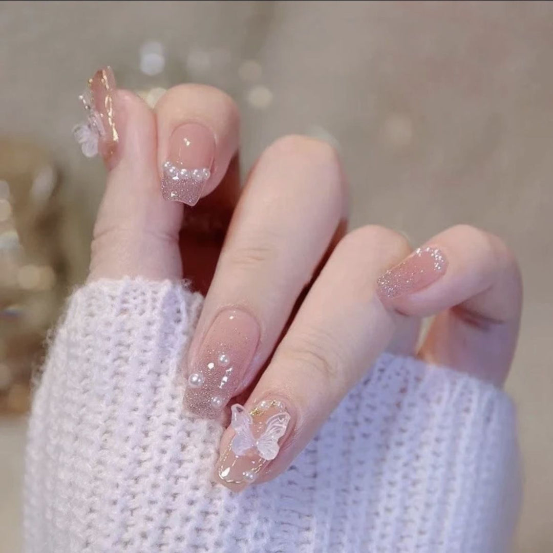 Kunstvolle Nagelkunst mit Glitzer- und Blumenapplikationen Karnz