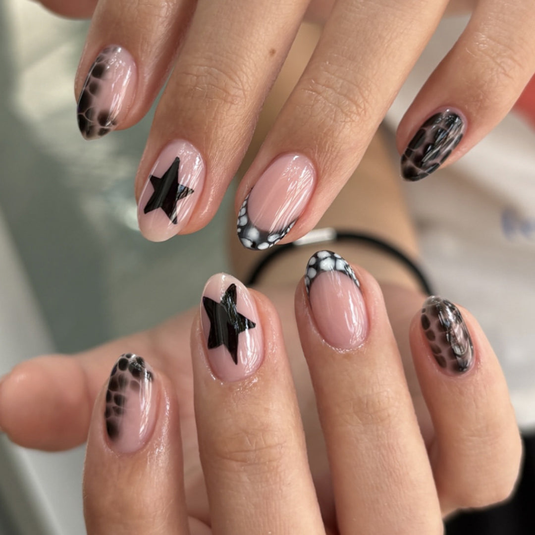 Kreative Nagelkunst mit schimmernden Sternen-Motiven Karnz